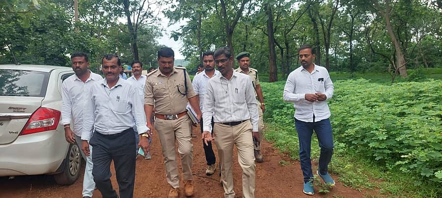 <div class="paragraphs"><p>ಚಿಂಚೋಳಿ ತಾಲ್ಲೂಕಿನ ವನ್ಯಜೀವಿಧಾಮದ ಹೃದಯ ಭಾಗದಲ್ಲಿನ ಶೇರಿಭಿಕನಳ್ಳಿ ತಾಂಡಾಕ್ಕೆ ಮಂಗಳವಾರ ಅಧಿಕಾರಿಗಳು&nbsp;ಭೇಟಿ ನೀಡಿದರು.</p></div>